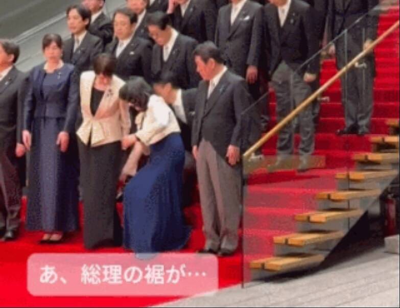 内阁高官替高市整理裙摆,宛如母子掀热议(组图) - 1