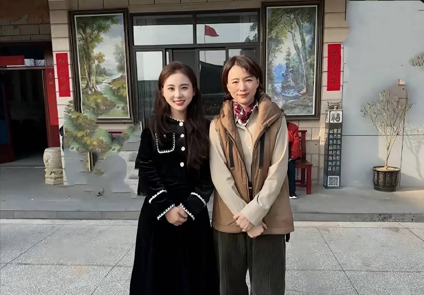 53岁董卿回老家拜年！淡妆出镜温婉气质出众，瘦了后美出新高度（组图） - 1