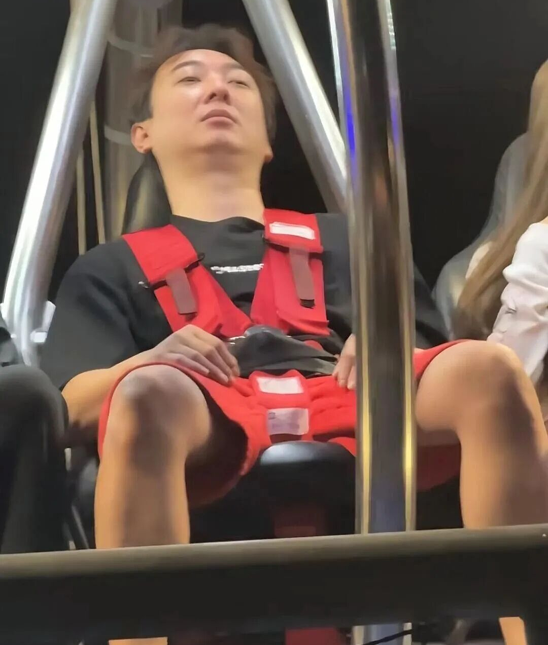 王思聪携俩美女新加坡过年!环球影城嗨玩、挑战人体弹弓…全岛网友晒偶遇照:像被“榨干”(组图) - 4