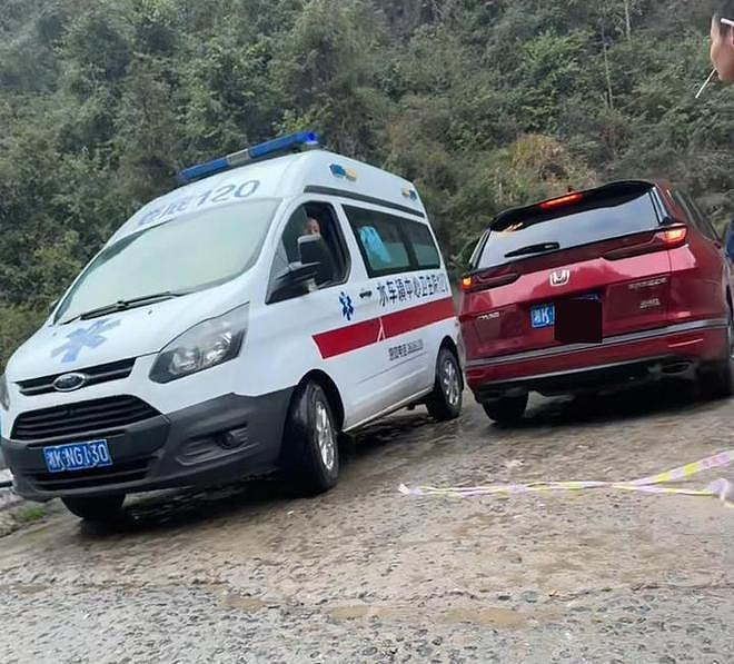 湖南新化6名消防员随车坠崖牺牲，当地村民：车头变形严重，多人步行抬担架救援（组图） - 2