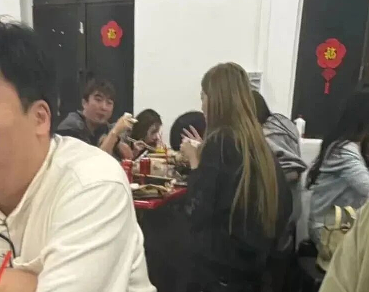 王思聪携俩美女新加坡过年!环球影城嗨玩、挑战人体弹弓…全岛网友晒偶遇照:像被“榨干”(组图) - 15