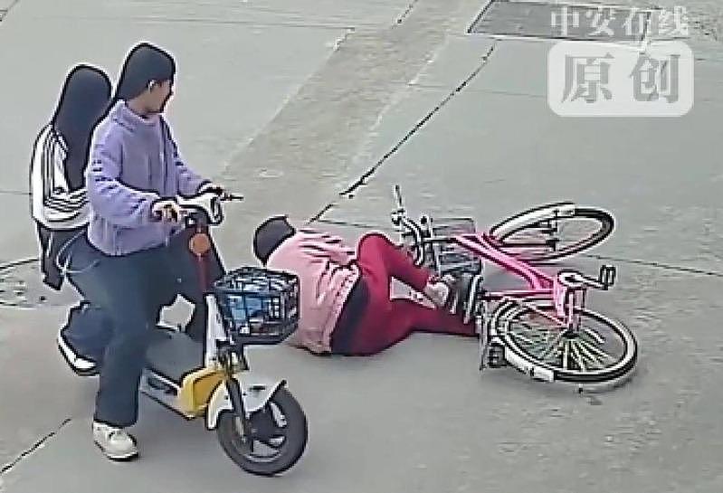 福建老妇摔车称“被吓到”，2少女去扶被索赔22万（组图） - 3