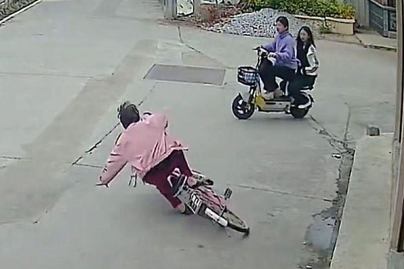 福建老妇摔车称“被吓到”，2少女去扶被索赔22万（组图） - 1