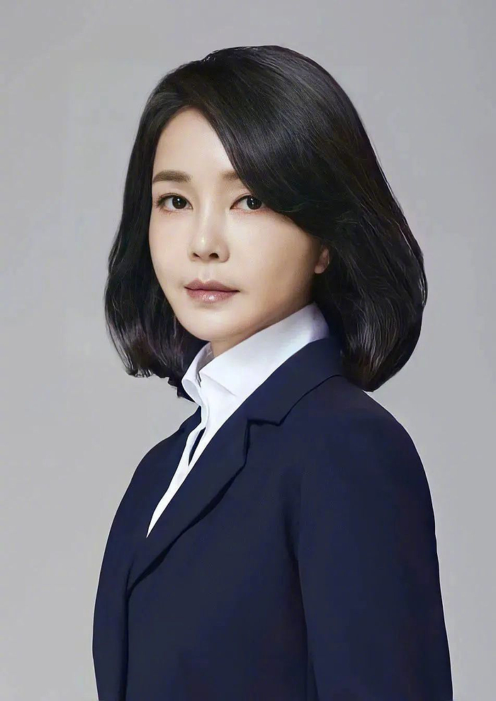 韩媒再扒皮前总统夫人惊悚上位史！整容行贿卖官助夫竞选，还想当第2个希拉里掌权？（组图） - 7