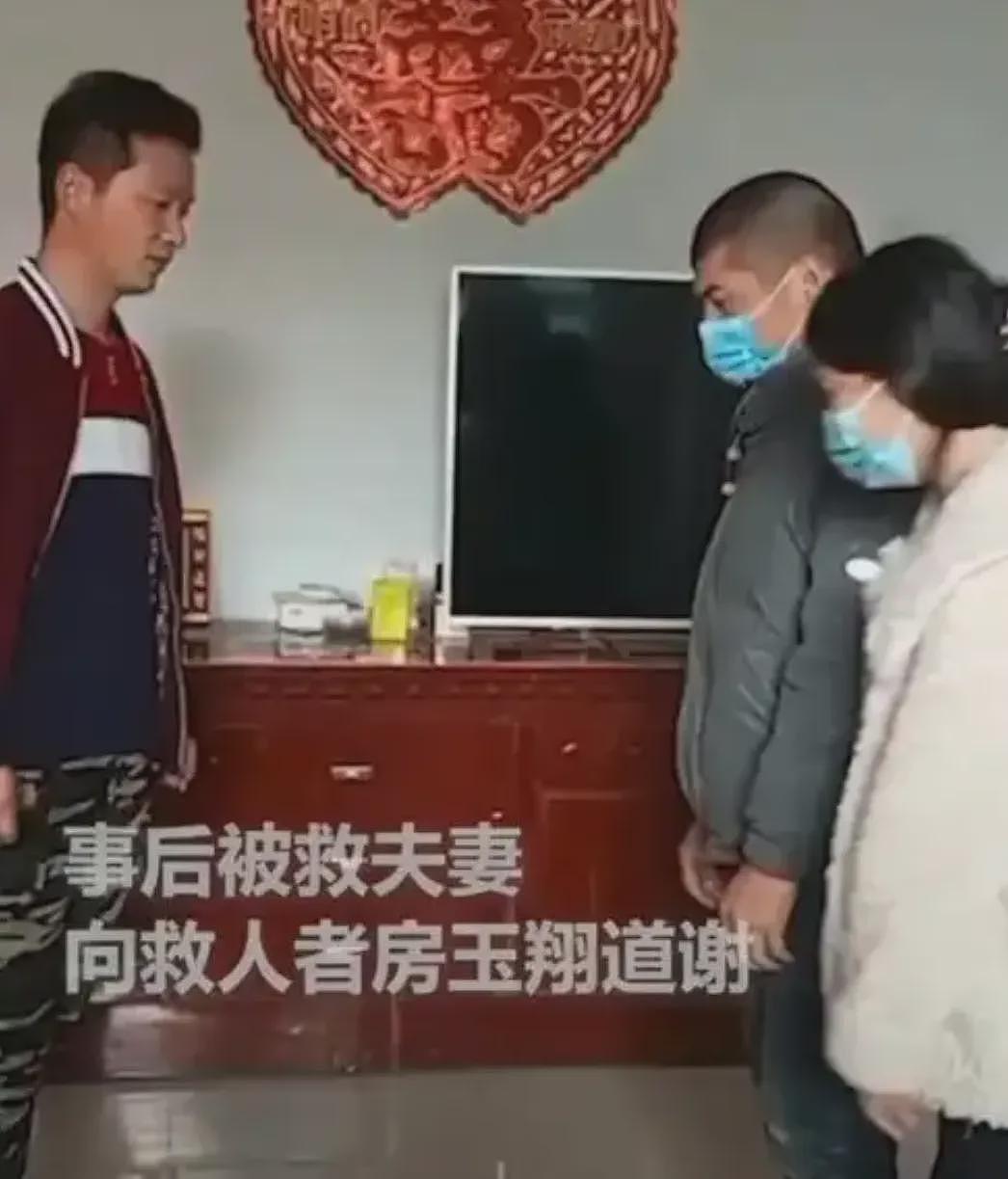 河南小伙跳河连救2人，却因体力不支留下遗言；谁料，被救女子却用力一把抓住他，1句话令人泪目…（组图） - 10