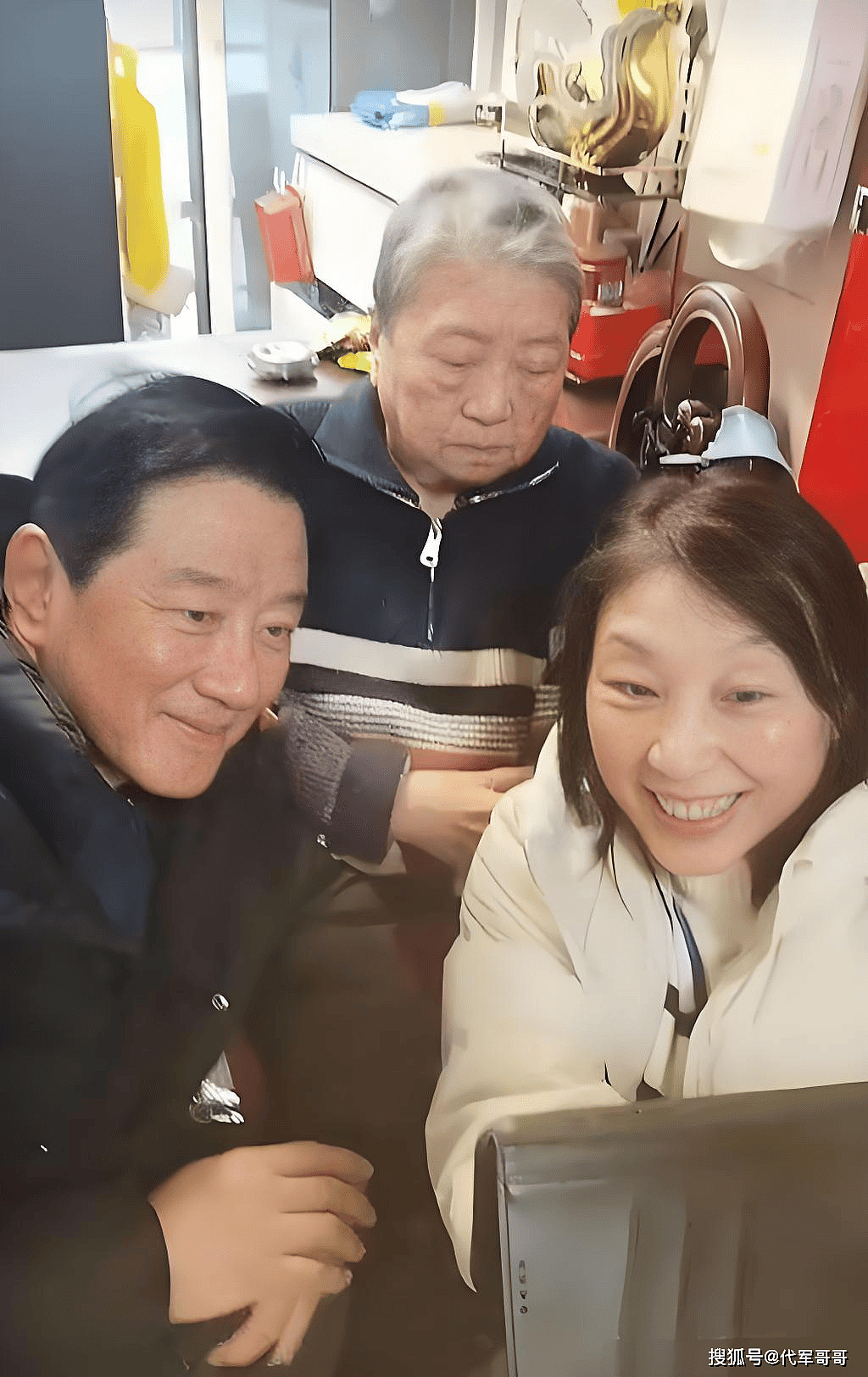 68岁丁勇岱近况曝光!陪89岁母亲过年,大龄儿子的婚事让他愁白头(组图) - 8