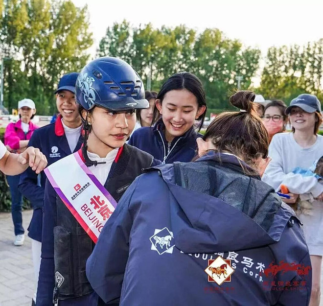 刘烨妻子晒儿女骑马照，诺一帅气有型霓娜又飒又美（组图） - 13