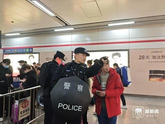 撞脸吴京！杭州地铁这位赵Sir火了，春节假期被问几百遍去西湖怎么走（组图） - 6