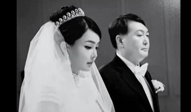 韩媒再扒皮前总统夫人惊悚上位史！整容行贿卖官助夫竞选，还想当第2个希拉里掌权？（组图） - 9