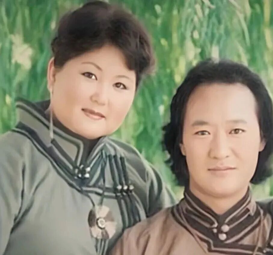 吉祥三宝爆红20年后,乌日娜再登春晚:丈夫去世女儿远嫁(组图) - 2