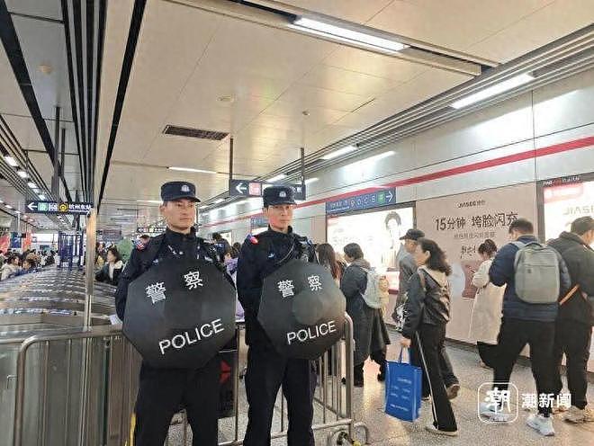 撞脸吴京！杭州地铁这位赵Sir火了，春节假期被问几百遍去西湖怎么走（组图） - 1