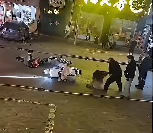 警方通报平顶山打人事件：打人者被采取刑事强制措施（组图） - 1