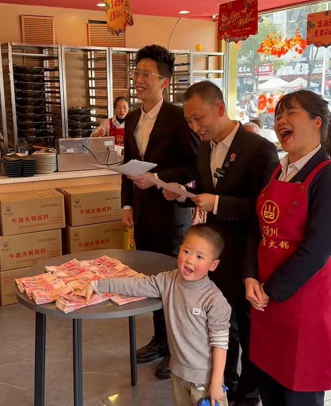 火锅店老板春节4天挣33.9万元，全部分给员工！店长分到14860，临时寒假工也分了3000多（图） - 1