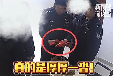 夫妇路边散步捡到帆布袋,里面装了20多个红包共7万多元!失主回应:是4个孩子的压岁钱,广东人:惊呆了......(组图) - 2