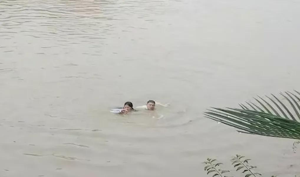 河南小伙跳河连救2人，却因体力不支留下遗言；谁料，被救女子却用力一把抓住他，1句话令人泪目…（组图） - 6