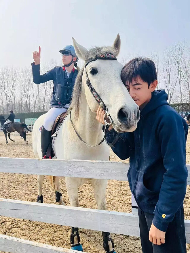 刘烨妻子晒儿女骑马照，诺一帅气有型霓娜又飒又美（组图） - 4