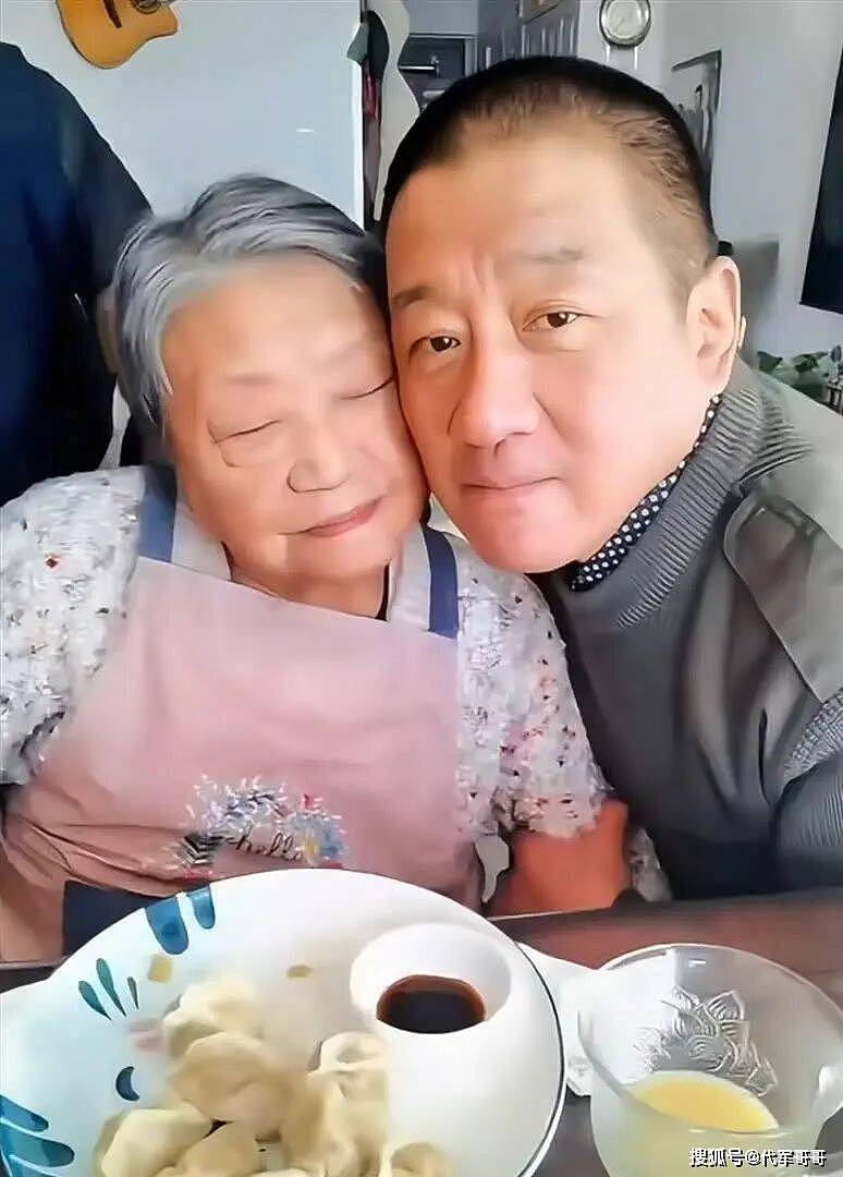 68岁丁勇岱近况曝光!陪89岁母亲过年,大龄儿子的婚事让他愁白头(组图) - 7