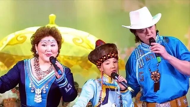 吉祥三宝爆红20年后,乌日娜再登春晚:丈夫去世女儿远嫁(组图) - 1