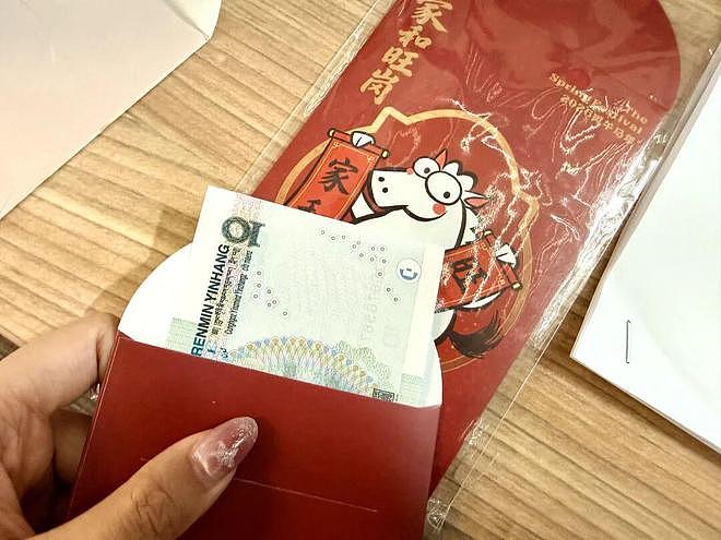 夫妇路边散步捡到帆布袋,里面装了20多个红包共7万多元!失主回应:是4个孩子的压岁钱,广东人:惊呆了......(组图) - 8