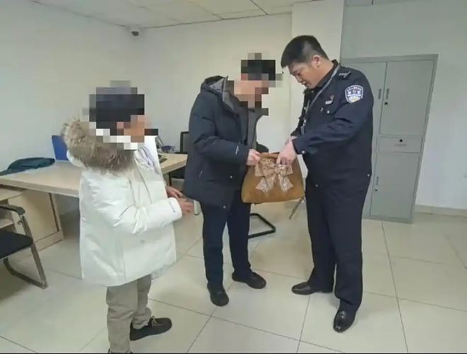 夫妇路边散步捡到帆布袋,里面装了20多个红包共7万多元!失主回应:是4个孩子的压岁钱,广东人:惊呆了......(组图) - 1