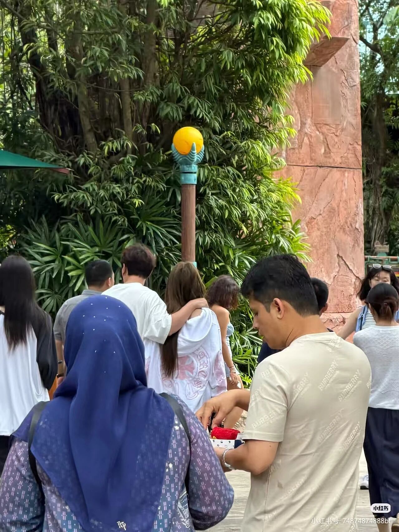 春节又被拍到！王思聪现身克拉码头玩“高空溜溜球”，身边还是她？（组图） - 1