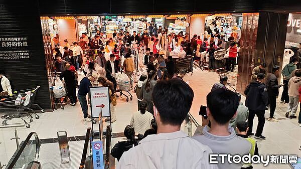 凌晨4点人潮横跨两条街!揭秘胖东来超市年收235亿“真心”神话(组图) - 2