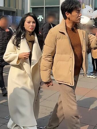 忘剪大衣吊牌！伊能静陪小10岁老公逛街被直击，边走吊牌跟著晃（组图） - 1