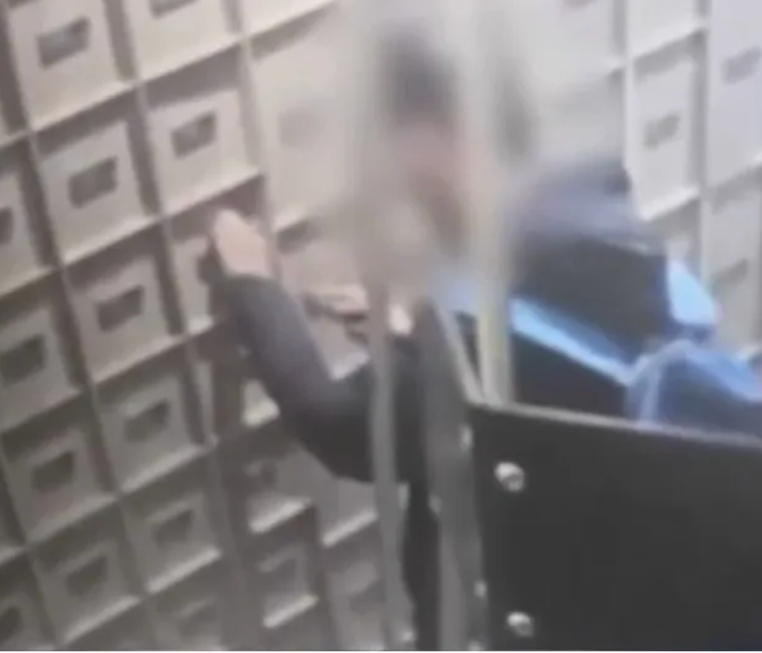 潜入银行金库,却把自己锁里面了?警方和消防队用了一整晚才把他救出来(组图) - 1