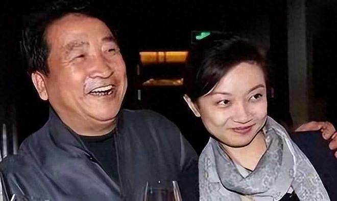 75岁姜昆最大的遗憾：女儿46岁仍旧没有结婚，养子倒成了他的骄傲（组图） - 1