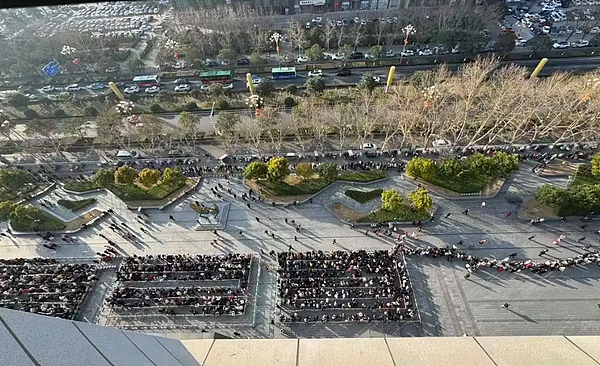 凌晨4点人潮横跨两条街!揭秘胖东来超市年收235亿“真心”神话(组图) - 1