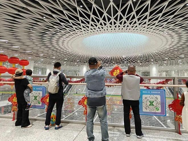 张艺谋新片带火深圳！有观众留“后遗症”：看见垃圾桶就想掏（组图） - 12