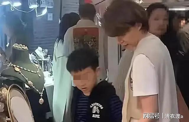 年初二,53岁董卿回江苏亲戚家吃饭,穿时尚马甲,皮肤白气质好(组图) - 3