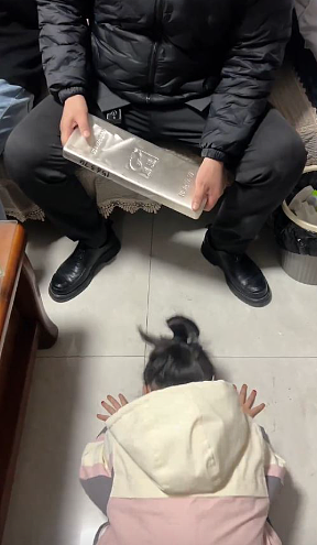 15公斤“红包”!山东舅舅年夜饭,搬$32万银砖做压岁钱(组图) - 3