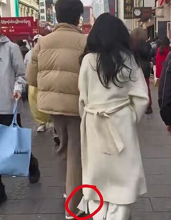 忘剪大衣吊牌！伊能静陪小10岁老公逛街被直击，边走吊牌跟著晃（组图） - 2