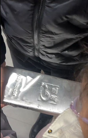 15公斤“红包”!山东舅舅年夜饭,搬$32万银砖做压岁钱(组图) - 2