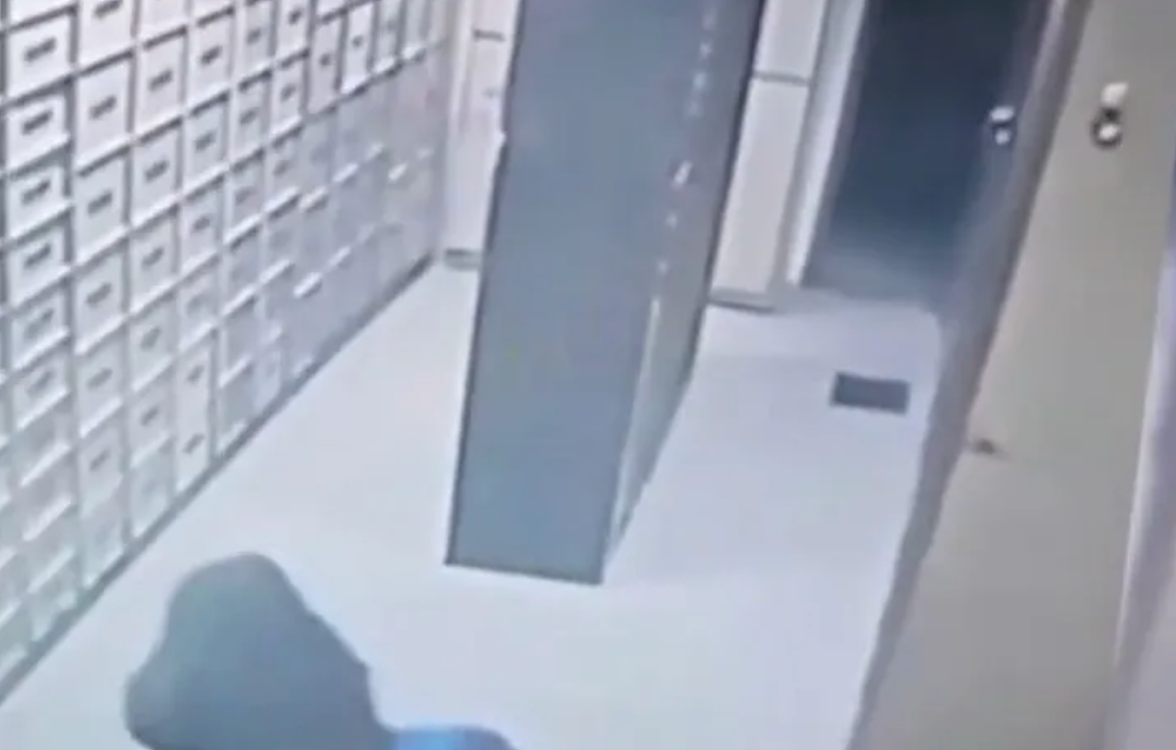 潜入银行金库,却把自己锁里面了?警方和消防队用了一整晚才把他救出来(组图) - 3