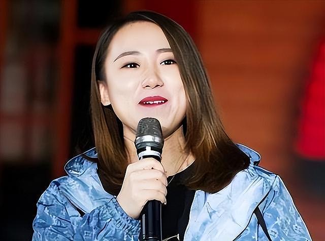 一手好牌打稀烂！从春晚笑星到县城卖唱，如今她是3个孩子的妈（组图） - 9
