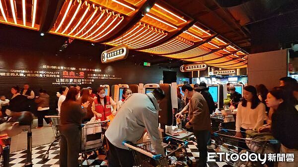 凌晨4点人潮横跨两条街!揭秘胖东来超市年收235亿“真心”神话(组图) - 3