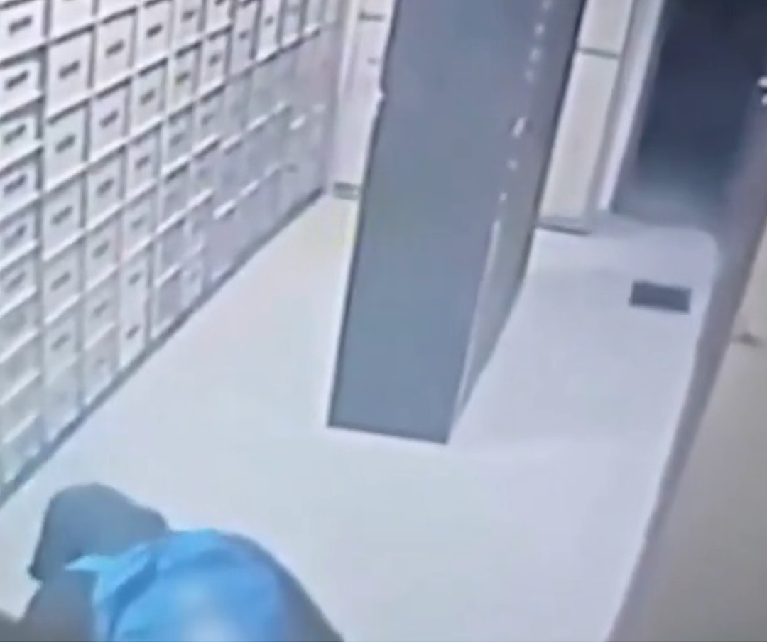 潜入银行金库,却把自己锁里面了?警方和消防队用了一整晚才把他救出来(组图) - 4