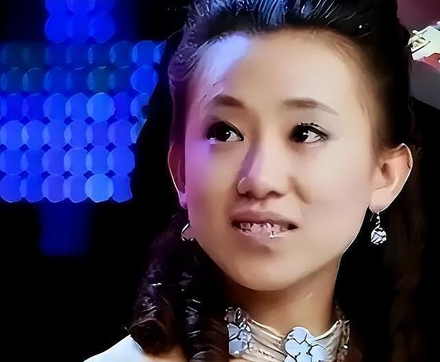 一手好牌打稀烂！从春晚笑星到县城卖唱，如今她是3个孩子的妈（组图） - 3