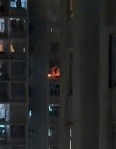 香港厚德邨单位起火逾百人疏散画面曝！烈焰浓烟冲天，一人吸浓烟不适（视频/组图） - 6