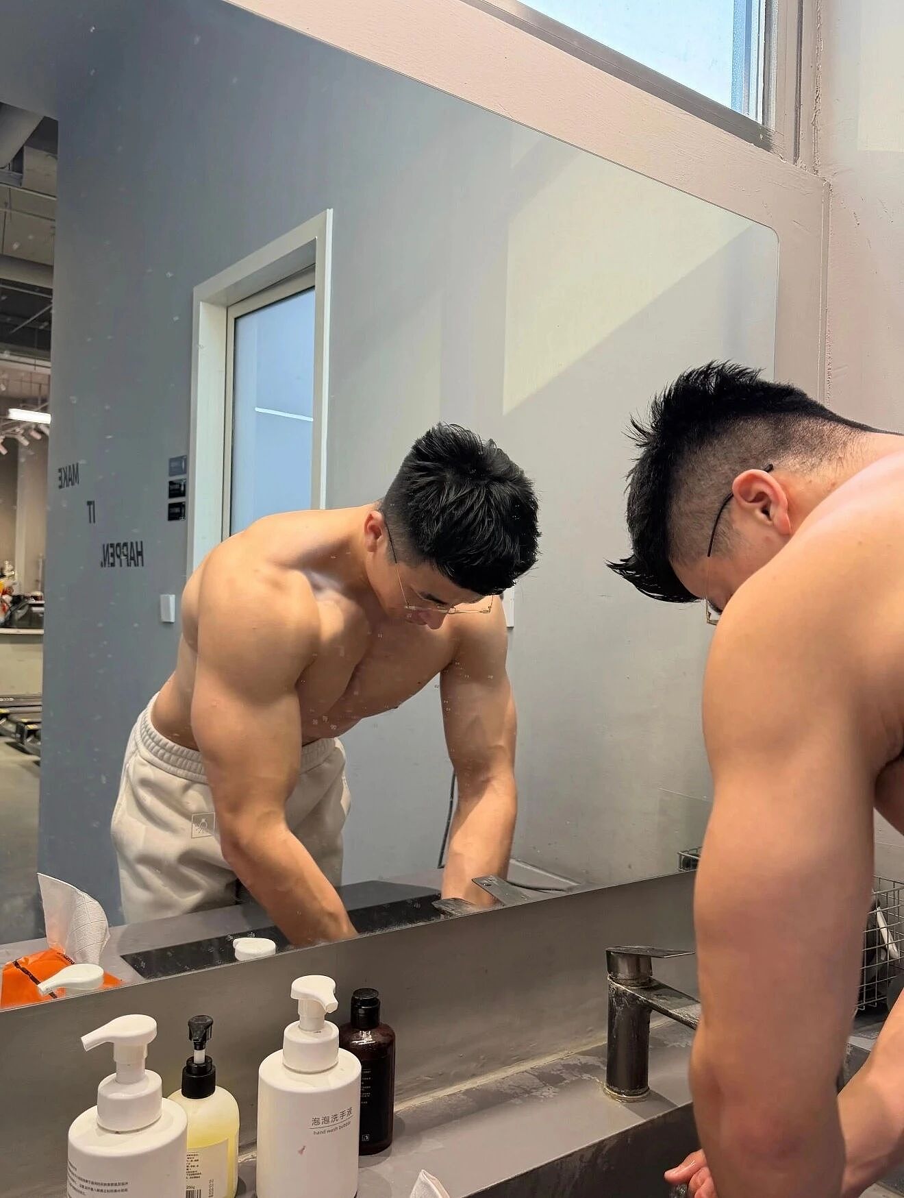 【帅哥】健身房自拍秀肌肉，这人夫感气质和肌肉线条太哇塞了（组图） - 1