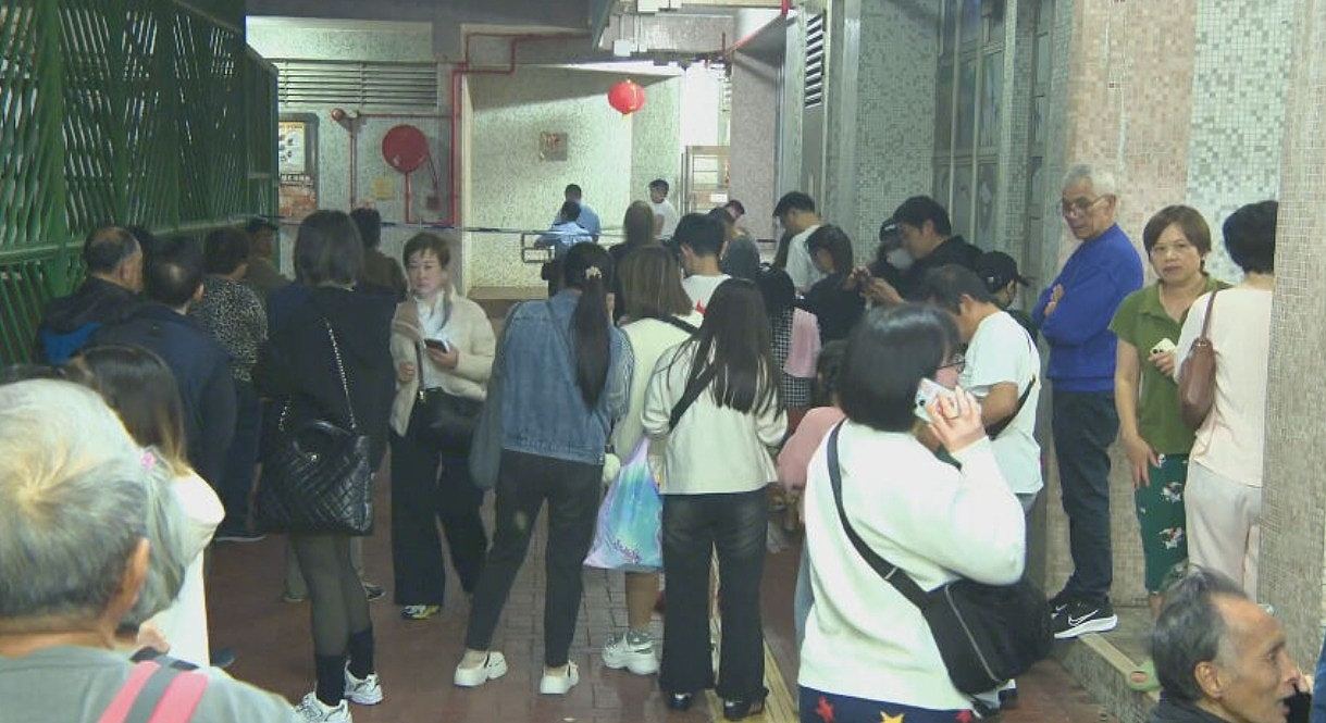香港厚德邨单位起火逾百人疏散画面曝！烈焰浓烟冲天，一人吸浓烟不适（视频/组图） - 8