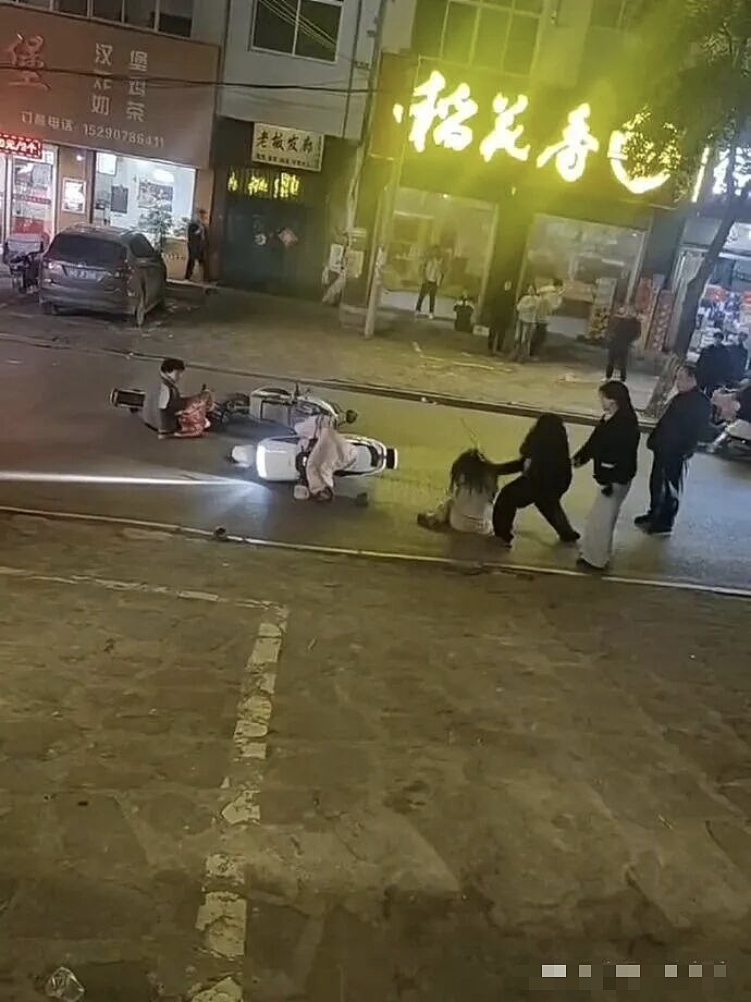 热搜爆了!河南15岁少女街头被夫妻砖头砸脸:现场视频看怕我了…(视频/组图) - 1