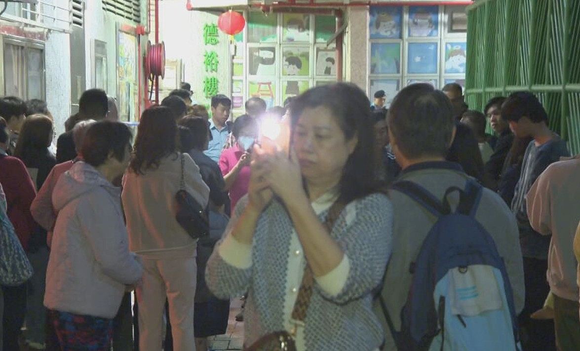 香港厚德邨单位起火逾百人疏散画面曝！烈焰浓烟冲天，一人吸浓烟不适（视频/组图） - 9
