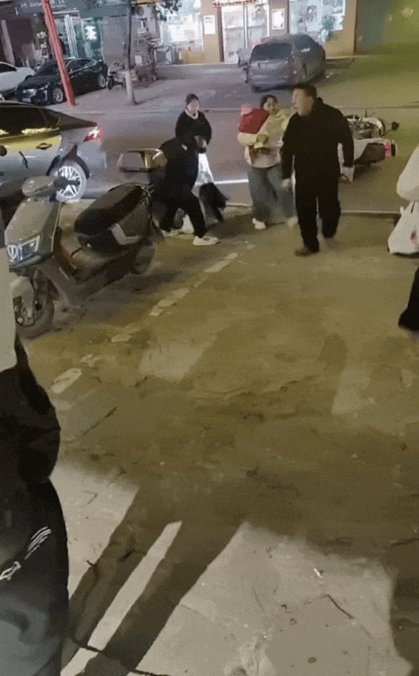 热搜爆了!河南15岁少女街头被夫妻砖头砸脸:现场视频看怕我了…(视频/组图) - 6