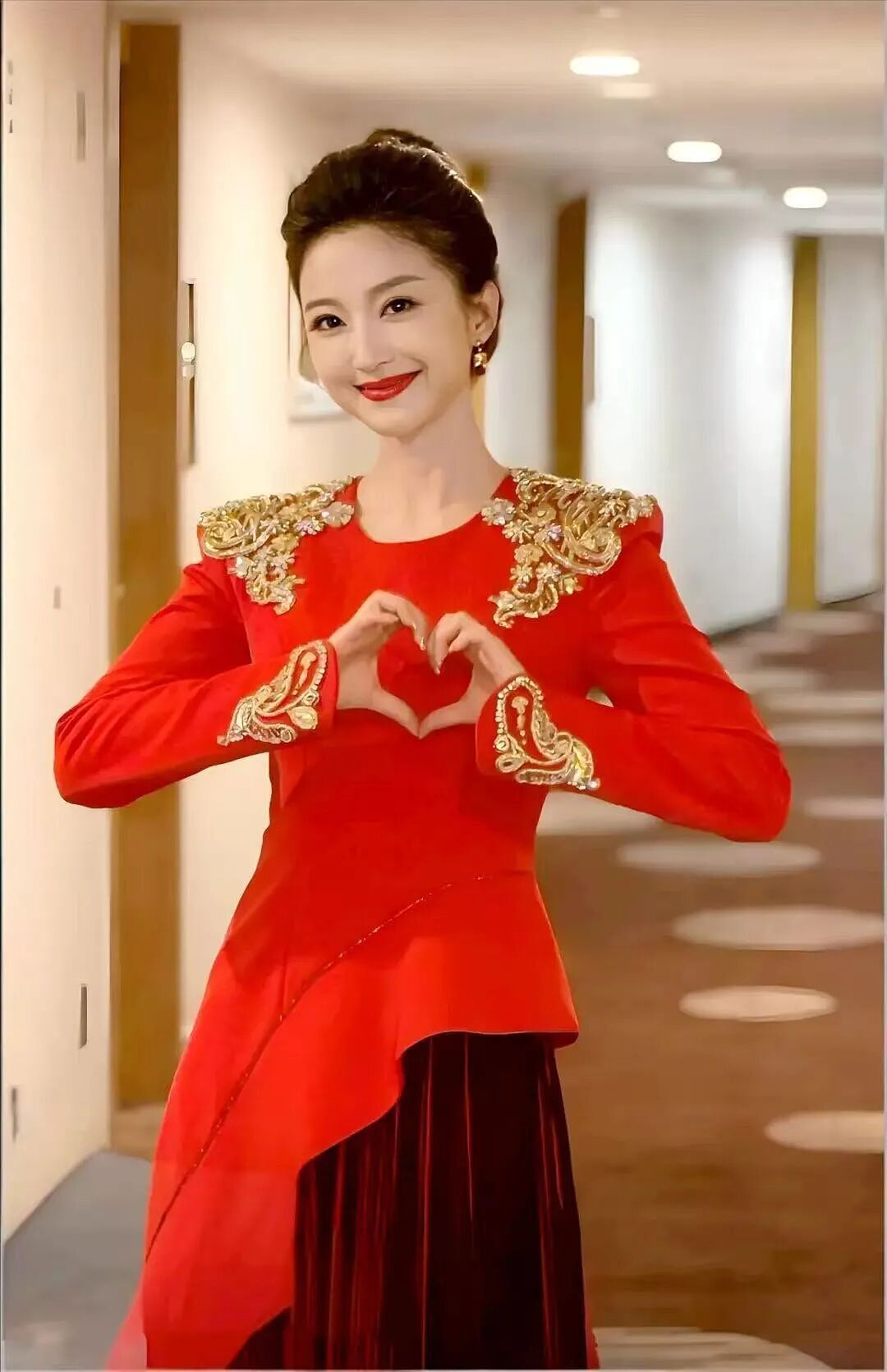 【情感】马年春晚“新面孔”惊艳亮相！半路出家，39岁的她是什么来头（组图） - 1