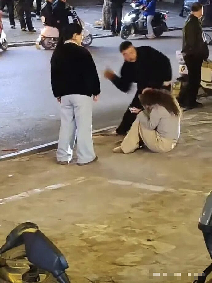热搜爆了!河南15岁少女街头被夫妻砖头砸脸:现场视频看怕我了…(视频/组图) - 3