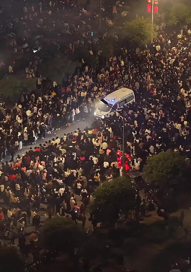 浏阳烟花秀数万游客为救护车让道!烟花暂停燃放数分钟,当地回应(组图) - 3