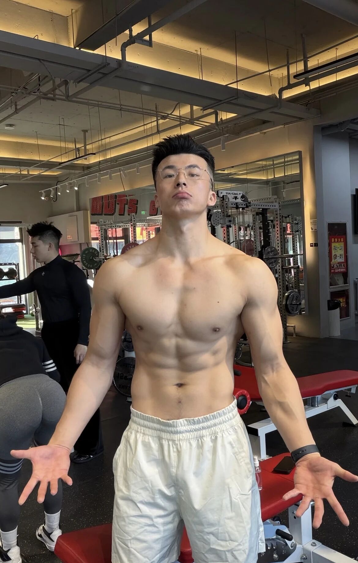 【帅哥】健身房自拍秀肌肉，这人夫感气质和肌肉线条太哇塞了（组图） - 7